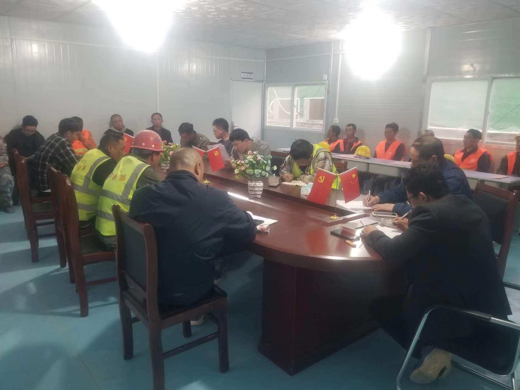 臨臨六標召開隧道仰拱及二襯施工技術(shù)交底會