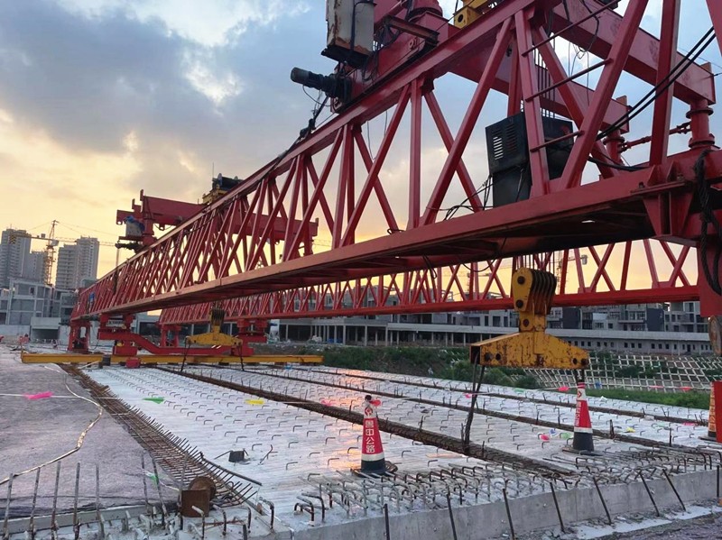市政工程公司華僑城規(guī)劃一路順利完成梁板安裝