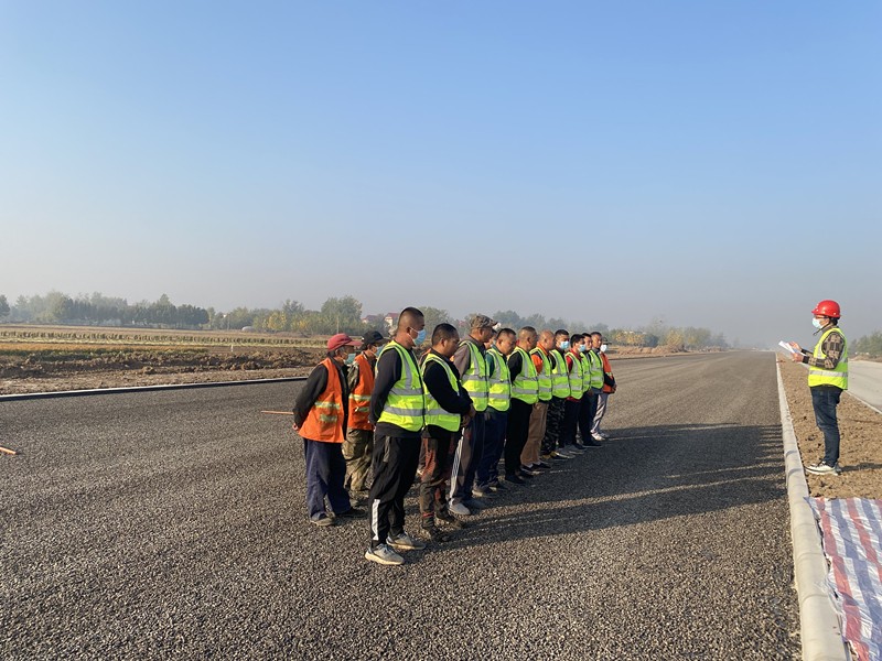 郯城G205項(xiàng)目瀝青下面層試驗(yàn)段順利鋪筑