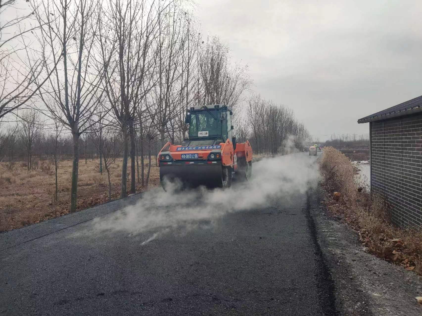 郯城新村產(chǎn)業(yè)園項(xiàng)目瀝青面層順利完工
