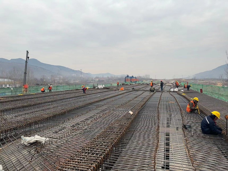 石溝大橋現(xiàn)澆箱梁頂板鋼筋綁扎_副本 石溝大橋現(xiàn)澆箱梁頂板鋼筋綁扎_副本
