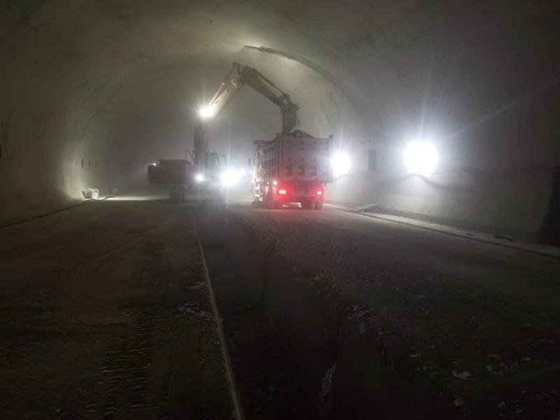 虎山隧道右洞中心排水溝開挖_副本 虎山隧道右洞中心排水溝開挖_副本