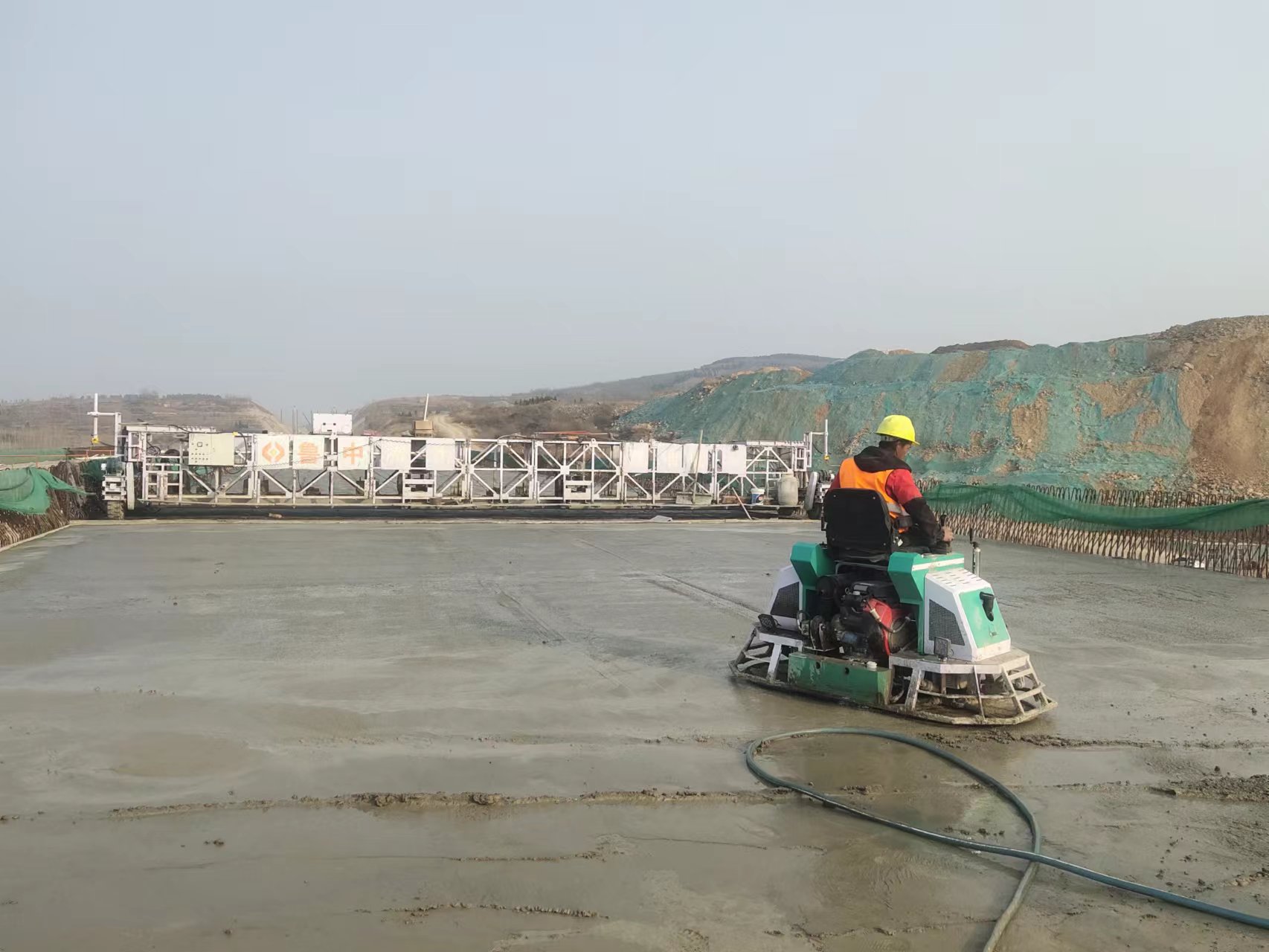 孝婦河特大橋橋面鋪裝工作全面展開