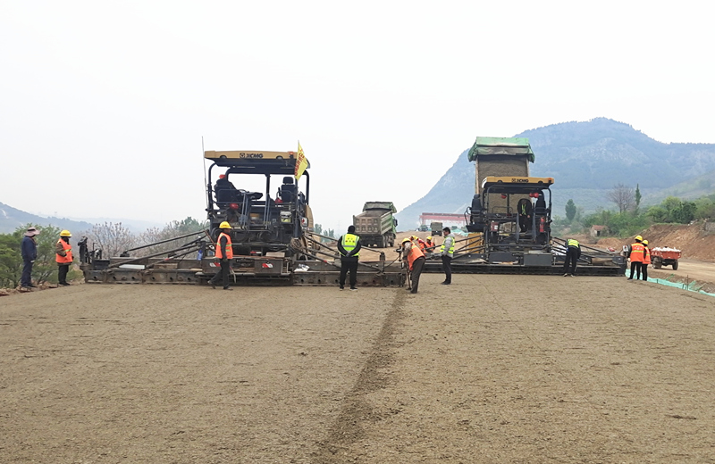 機(jī)械化施工公司臨臨高速路面工程工程動(dòng)態(tài)