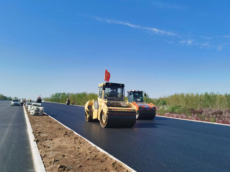 機械化施工公司圓滿完成郯城205項目瀝青攤鋪施工