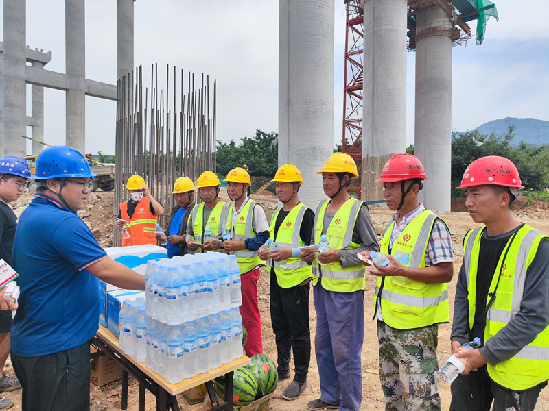 臨臨高速六標開展“安全生產月”宣傳咨詢日 暨戰(zhàn)酷暑送清涼活動