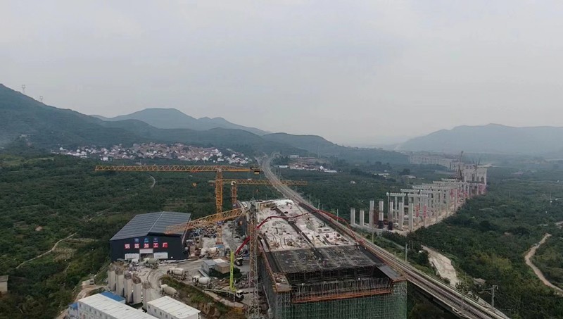 臨臨項目瓦日鐵路轉(zhuǎn)體橋全力“加速跑”