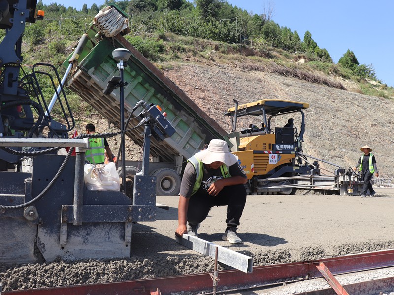 1、基層施工隊長劉偉琪量線高復(fù)核攤鋪質(zhì)量_副本