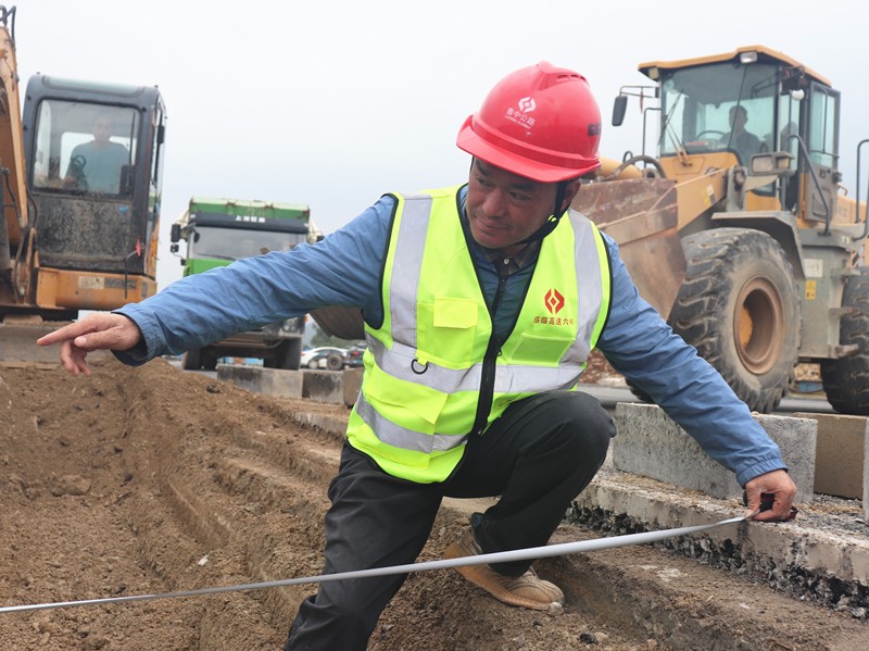 7、路面分部副經(jīng)理馮世棟正在指揮清理中分帶雜物及復(fù)核寬度_副本