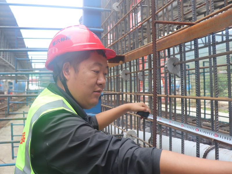 5、施工員任國相在梁場檢查鋼筋籠鋼筋間距_副本