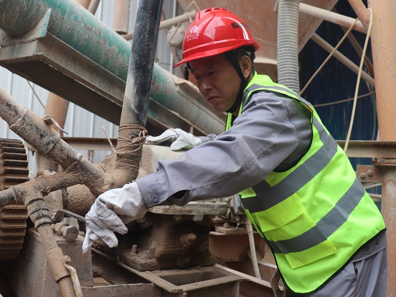 1、油層拌合站侯傳利正在檢修設(shè)備_副本