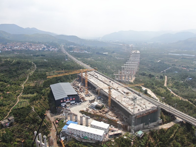 6、瓦日轉(zhuǎn)體橋為10月華麗轉(zhuǎn)體做沖刺準備_副本