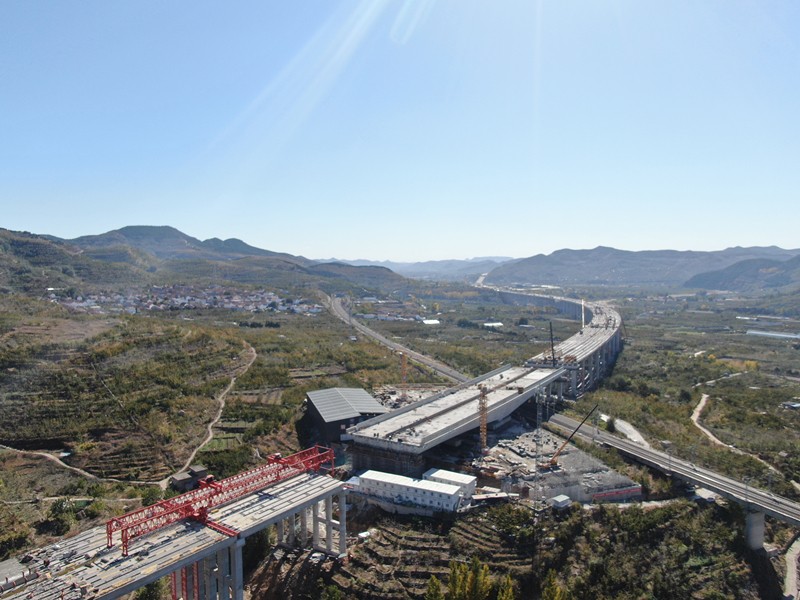 臨臨高速六標(biāo)瓦日鐵路公鐵立交梁板架設(shè)新進(jìn)展