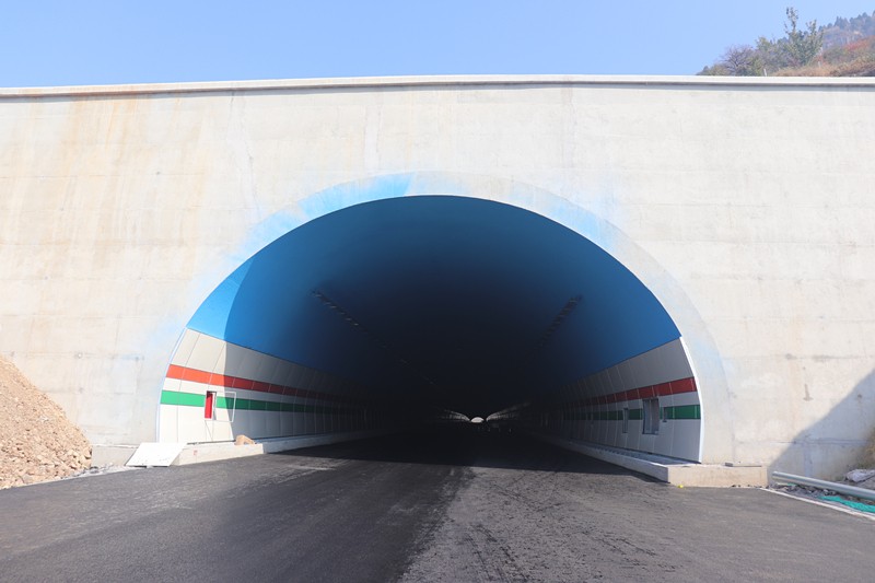 洞內(nèi)可見“藍(lán)天”——記虎山隧道洞內(nèi)裝飾