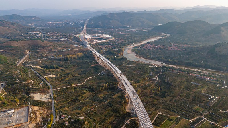 臨臨高速六標(biāo)獲評(píng)2022年度平安工地建設(shè) 省級(jí)典型工地并獲業(yè)主10萬(wàn)元獎(jiǎng)勵(lì)