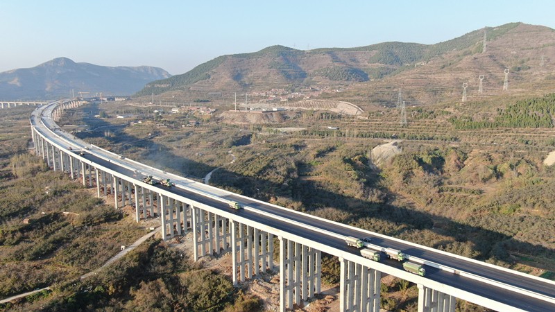 瓦日鐵路公鐵立交橋面瀝青路面大干中_副本 瓦日鐵路公鐵立交橋面瀝青路面大干中_副本