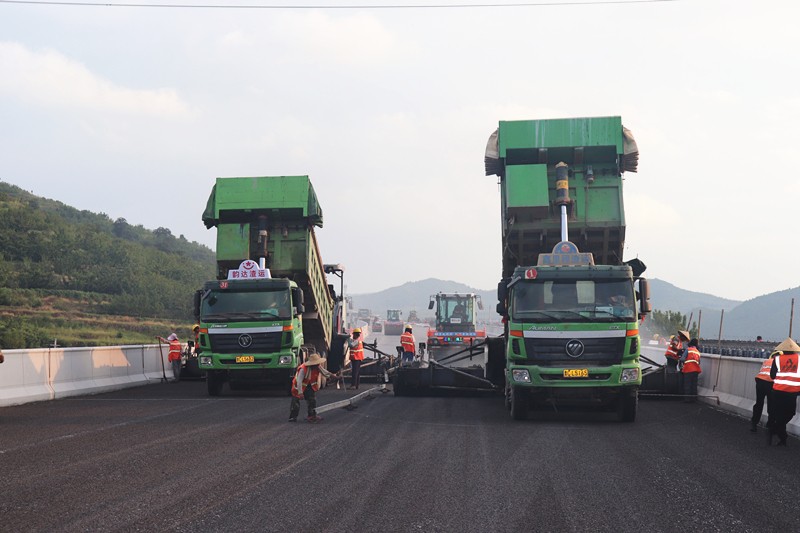 8-4、8月21日臨臨高速六標(biāo)首件瀝青砂結(jié)構(gòu)層在北安樂(lè)村大橋順利鋪設(shè)_副本