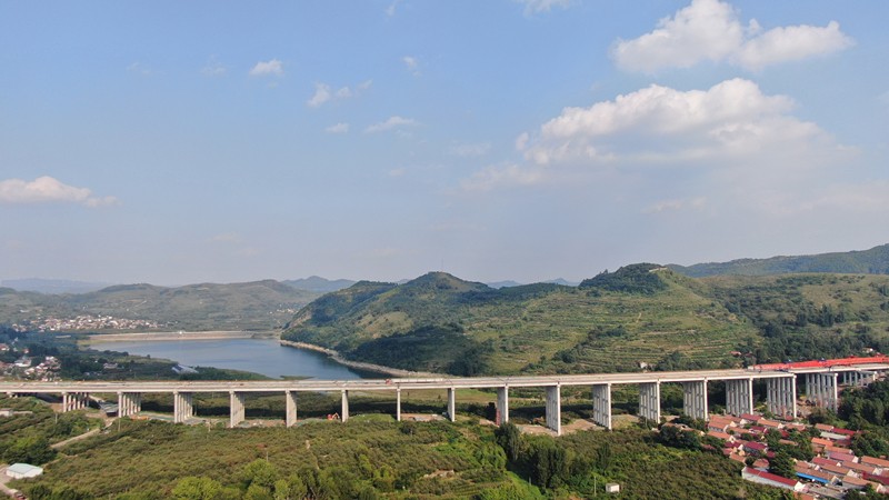 9-1、9月7日臨臨高速項(xiàng)目翟家莊大橋T梁順利架設(shè)完畢_副本