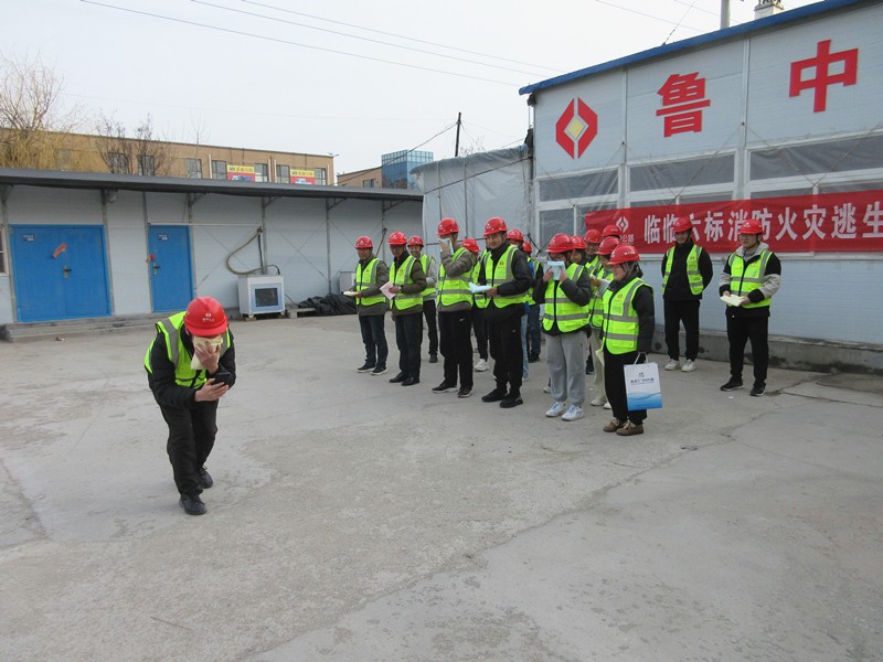 安全部長紀(jì)健做逃生演練示范_副本
