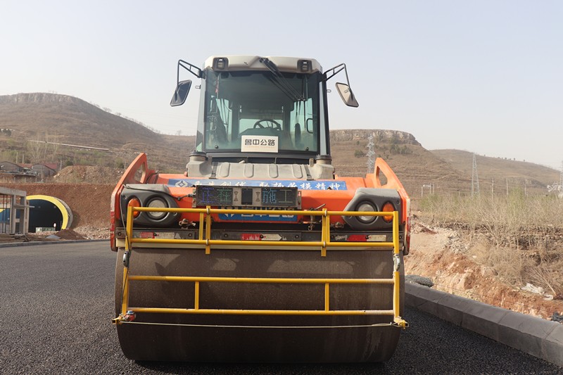 臨臨高速項目優(yōu)化壓路機(jī)安全防撞系統(tǒng) 筑牢安全防線