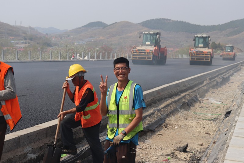 施工員任慶波高興又自豪的工作中_副本