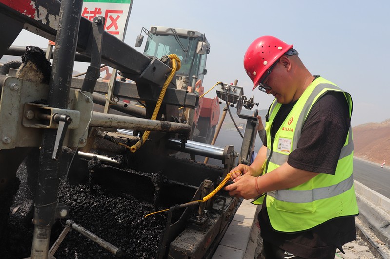 油層施工隊長朱紹濤聚精會神的工作中1_副本