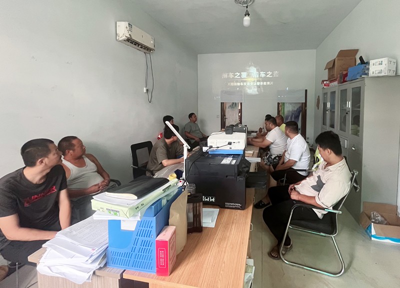 第五區(qū)域項目部開展工程運輸車駕駛員安全培訓(xùn)教育活動