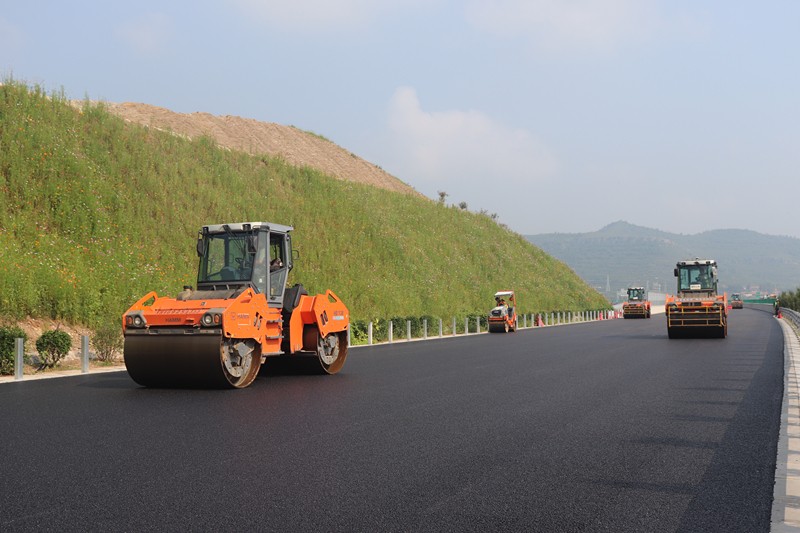 雙鋼輪壓路機韓緒強、陳勇、焦乾坤、閆程記_副本