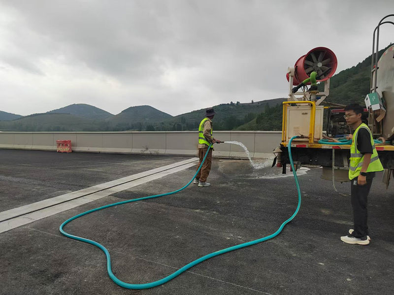 水車清掃路面——孫垂斌（左）、王鵬程（右）_副本