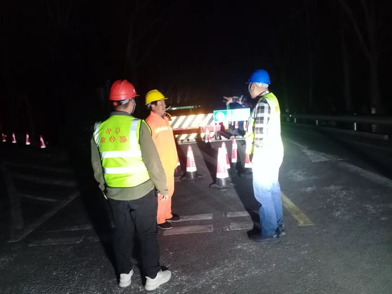 【一提三保】S232張魯線博山區(qū)王家莊至沂源縣草埠段修復(fù)養(yǎng)護工程夜間巡視不松懈