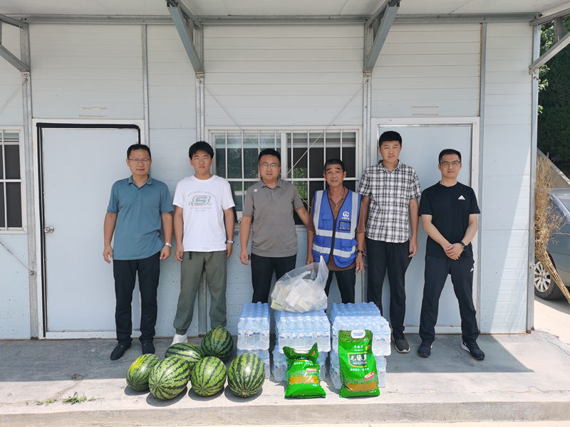 夏季送清涼、慰問暖人心---公司領導慰問煙臺快速路一線職工