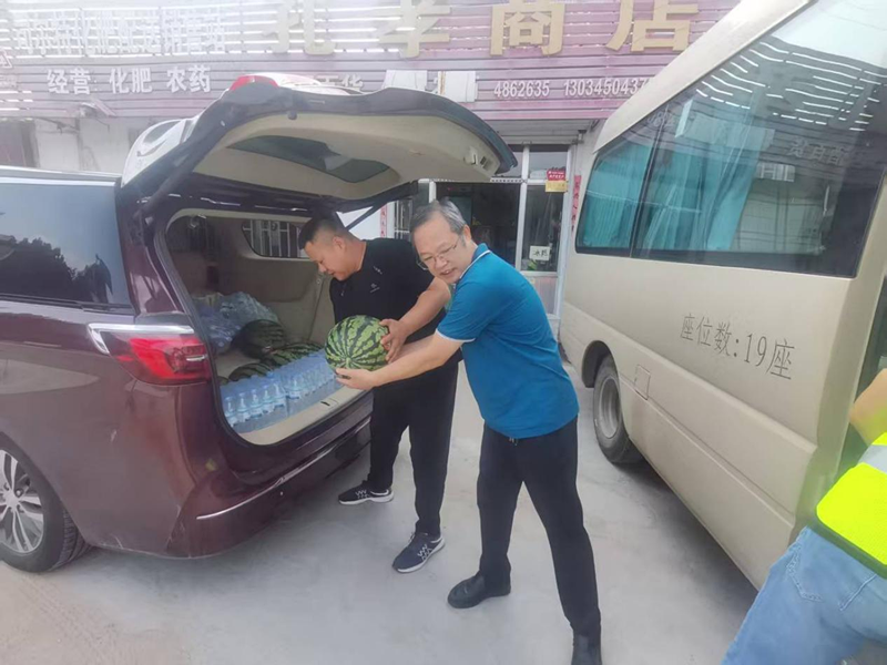 公司總部領導為S231張臺線一線員工送來夏日清涼