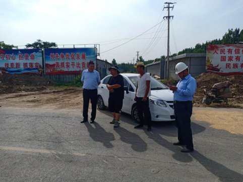 第二工程公司李莊鎮(zhèn)工業(yè)園路景觀綠化工程施工進(jìn)行時(shí)