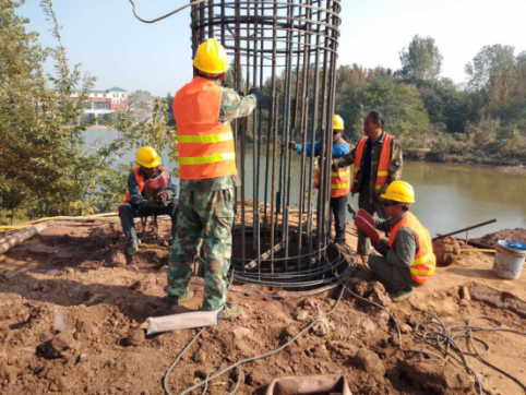郯城縣沭河生態(tài)路新白馬河中橋第一樁基順利完成