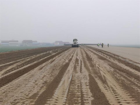 第二工程公司第一項目部順利完成4%水泥土首件施工