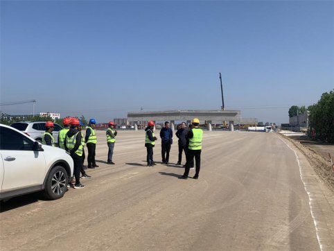 五一我在崗、慰問暖人心——公司領(lǐng)導(dǎo)慰問一線施工人員