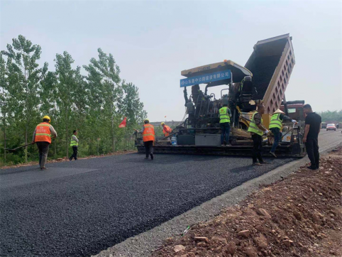 第二工程公司沭河生態(tài)路項(xiàng)目首次瀝青混凝土AC-13攤鋪?lái)樌瓿? /> 
          </div> 
         </div> 
         <div   id=