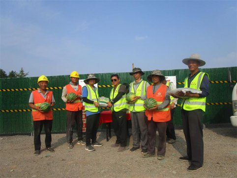 第二工程公司第二項(xiàng)目部組織“講關(guān)懷、送清涼”活動(dòng)