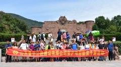 青青幼苗，雙手呵護(hù)