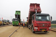 新寧項(xiàng)目水穩(wěn)底基層試驗(yàn)段攤鋪?lái)樌瓿? /> 
          </div> 
         </div> 
         <div   id=