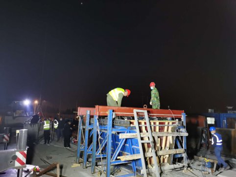 G341膠海線南崔路立交橋完成試驗箱梁預(yù)制