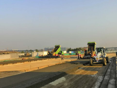 水穩(wěn)攤鋪紀實