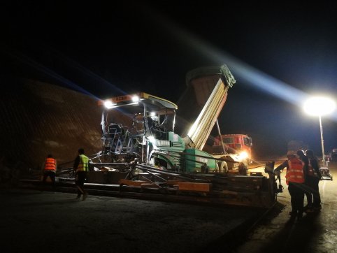 利用良好天氣，爭分奪秒搶進度