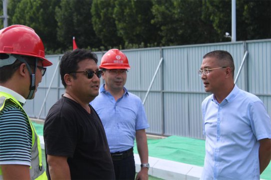 淄博市城建重點工程指揮部領(lǐng)導(dǎo)蒞臨魯中公路聯(lián)通路提升改造工地走訪慰問送清涼