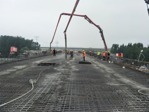 興隆莊特大橋第13聯(lián)右幅現(xiàn)澆箱梁順利完成澆筑