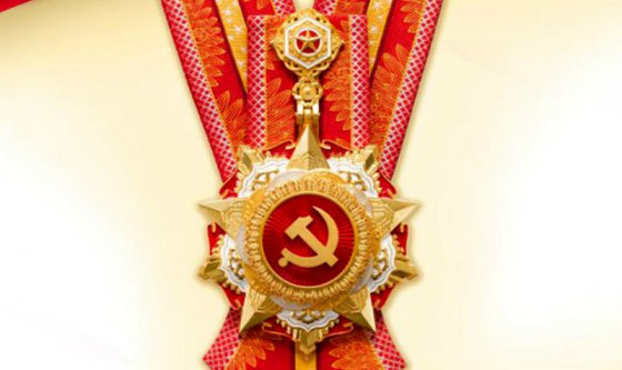 黨旗在一線飄揚，黨徽依然閃耀