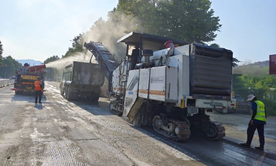 【抓作風(fēng) 創(chuàng)效益】新工藝、新起點——瓏山路西段罩面順利完工