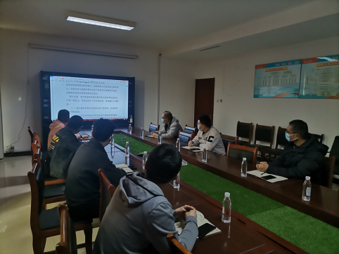 市政工程公司第一項(xiàng)目部組織信息化及安全生產(chǎn)條例學(xué)習(xí)